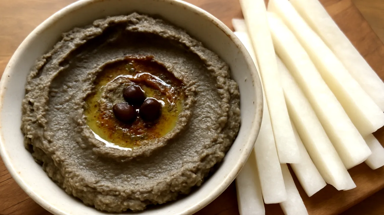 Hummus di ceci neri con bastoncini di jicama"