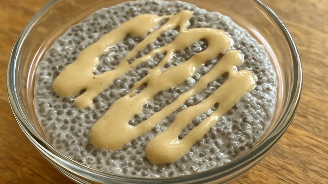 Budino di semi di chia con latte di avena e tahini"