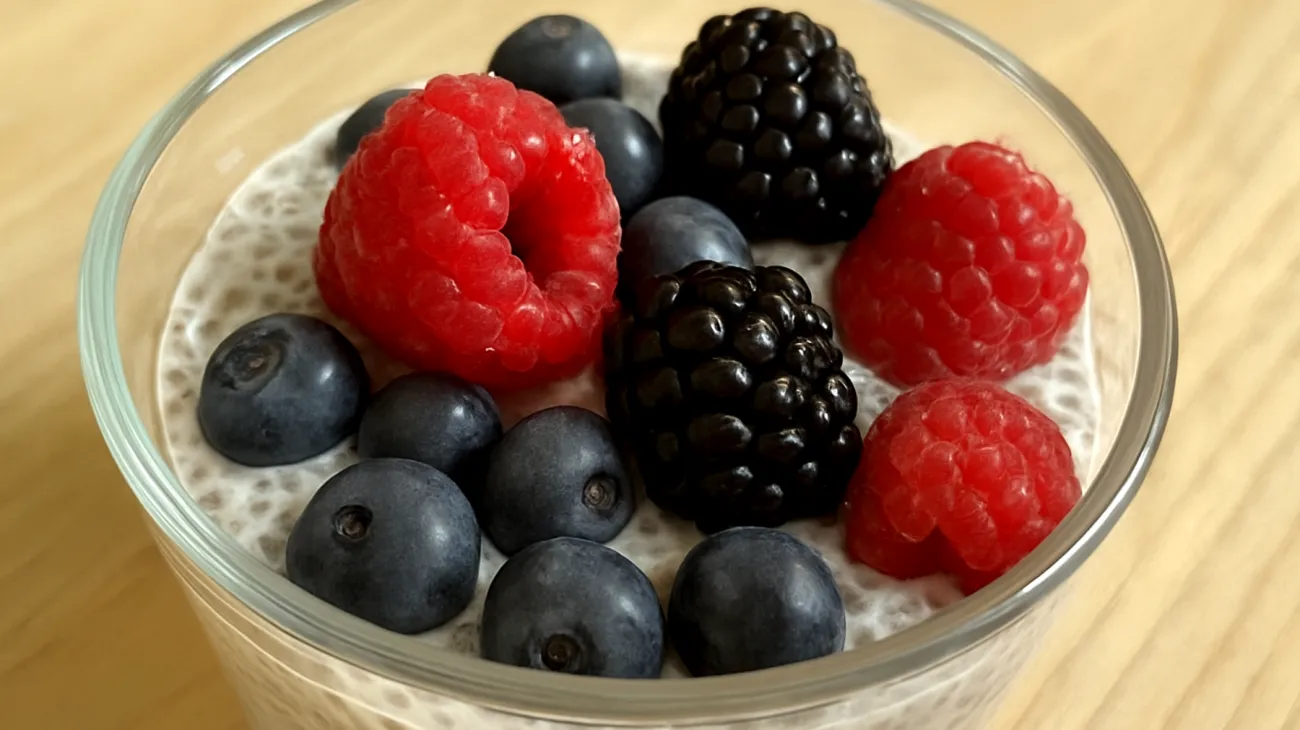 Budino di semi di chia con latte di mandorle e frutti di bosco"