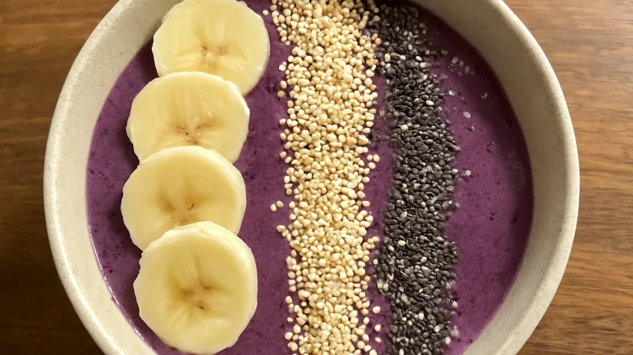 Smoothie bowl con amaranto soffiato, banana e semi di chia"