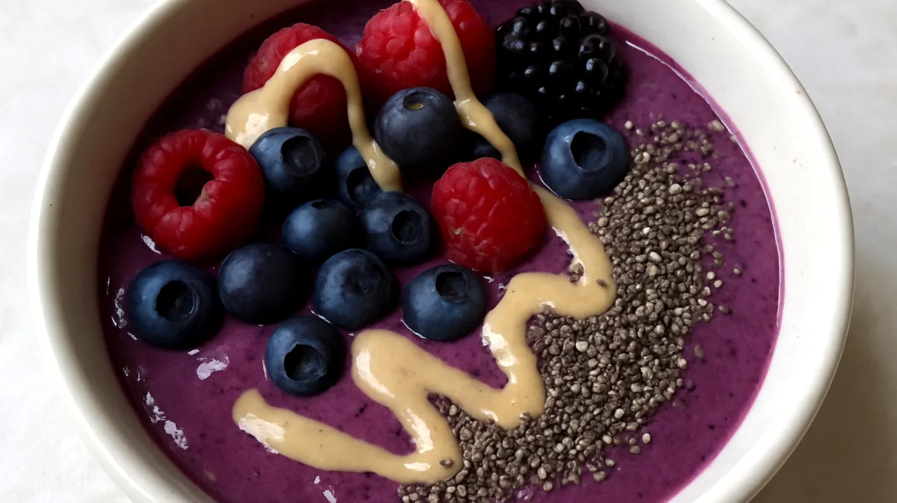 Smoothie bowl con semi di chia, frutti di bosco e tahina"