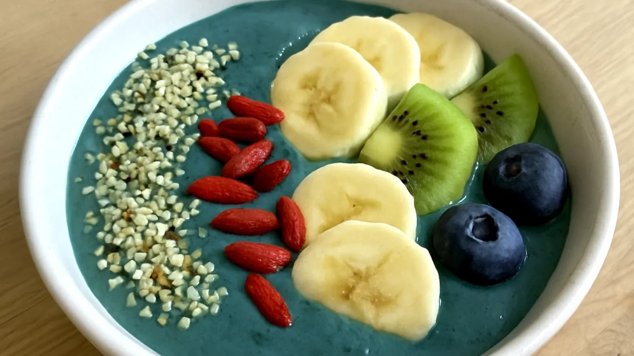 Smoothie bowl con spirulina, semi di canapa e bacche di goji"