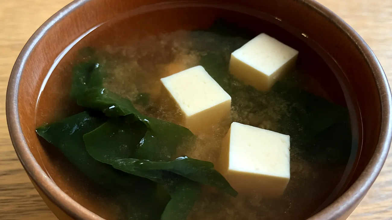 Zuppa di miso con alga wakame e tofu"