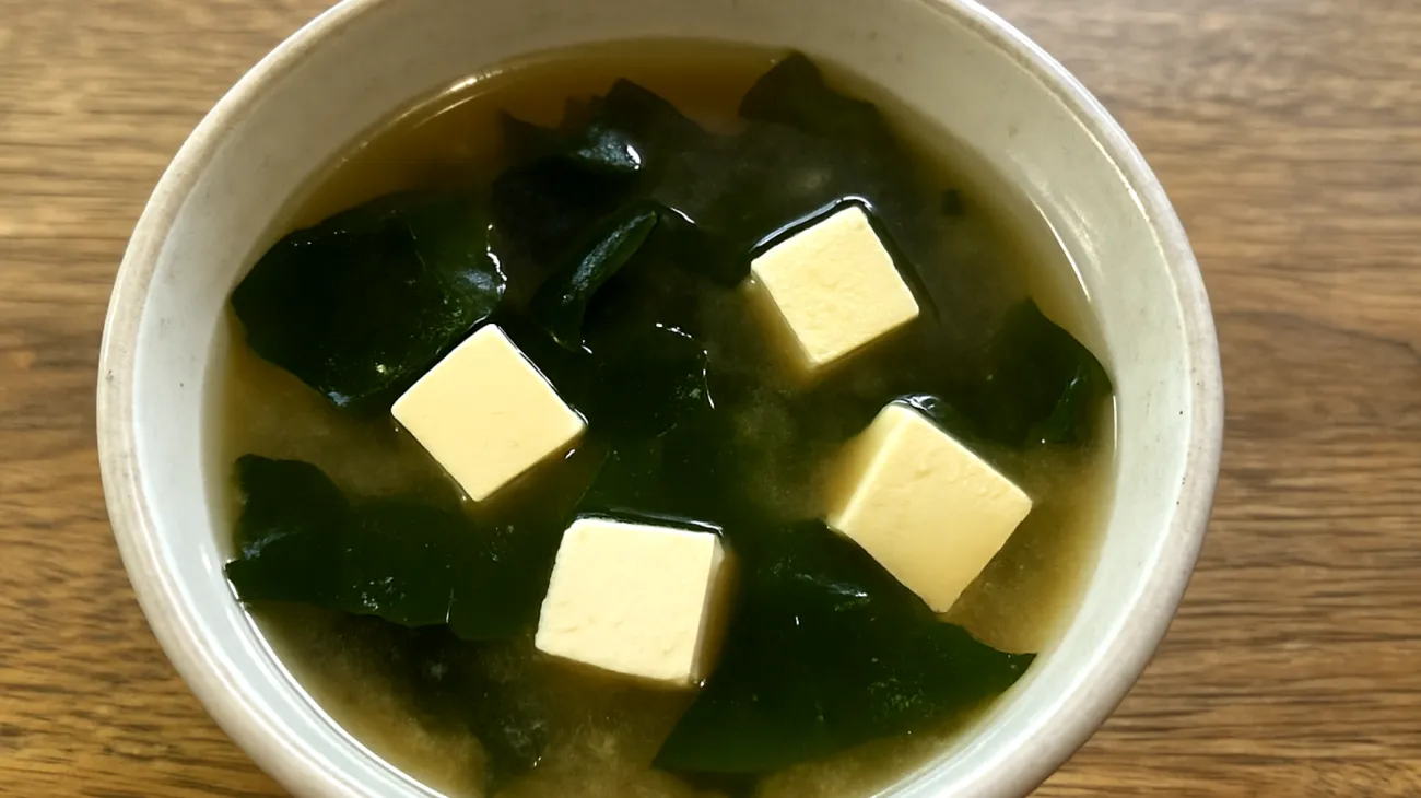Zuppa di miso con alghe wakame e tofu"