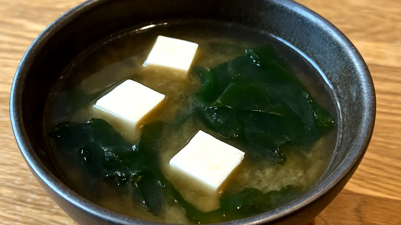Zuppa di miso con alghe wakame e tofu"