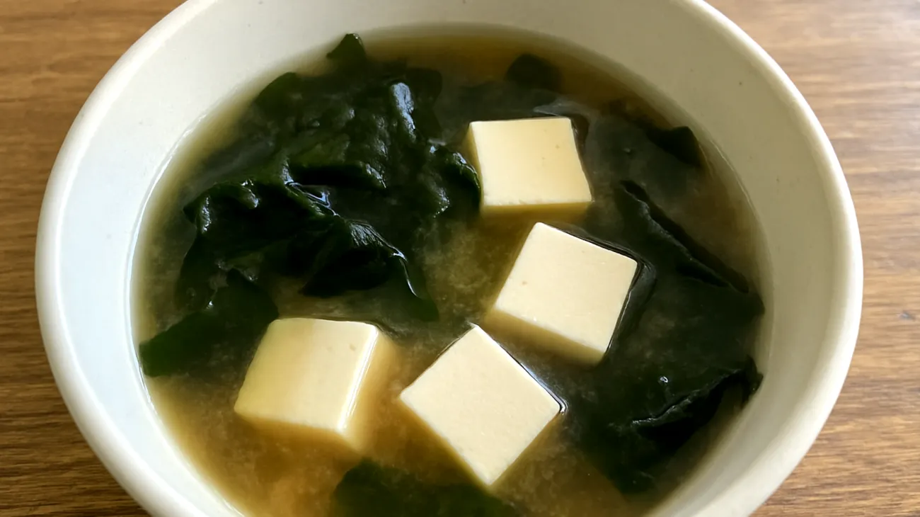 Zuppa di miso con wakame e tofu sedoso"