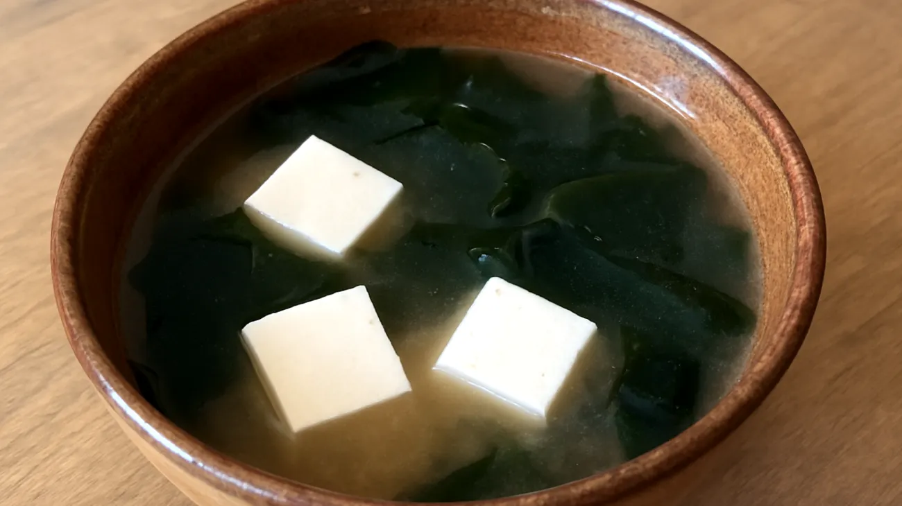 Zuppa di miso con wakame e tofu"